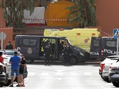 panlská policie ped hotelem na Tenerife.