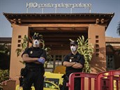 Policisté ped hotelem H10 Costa Adeje Palace na Tenerife.