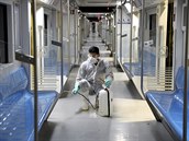 V Teheránu bojují proti íení koronaviru pomocí dezinfekce.