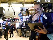 Obchodník na burze v New Yorku. Zprávy o mno�ících se p�ípadech nového...
