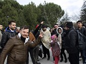 Migranti u tureckého Edirne na cest k ecké hranici.