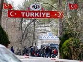 Migranti ekají v území nikoho mezi eckem a Tureckem na hraniním pechodu...
