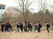 Migranti míící k hraninímu pechodu Pazarkule.