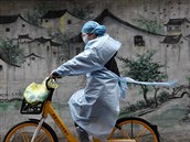 Cyklistka projídí ulicemi ínského msta Wu-chan, epicentra nákazy koronaviru.