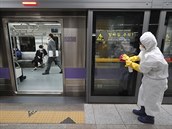 Desinfekce prostor metra v jihokorejské Soulu.