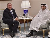 Ministr zahranií Mike Pompeo a katarský ministr zahranií Sheikh Mohammed bin...