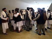 Delegace hnutí Tálibán ped podpisem mírové smlouvy.