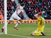 Marcos Alonso slaví gól do sít Bournemouthu