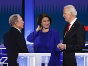 Demokratití kandidáti pi debat, zleva Mike Bloomberg, Amy Klobucharová a Joe...