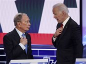 Demokratití kandidáti pi debat, zleva Mike Bloomberg a Joe Biden.