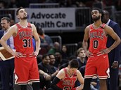 Basketbalisté Chicaga Bulls sledují skóre v zápase s Charlotte. Vlevo s íslem...