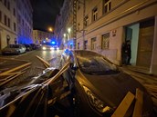 V Cimburkov ulici na praském ikov spadla pi vichru ást stechy domu na...