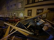 V Cimburkov ulici na praském ikov spadla pi vichru ást stechy domu na...