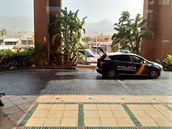 panlská policie u hotelu H10 Costa Adeje Palace na Tenerife.