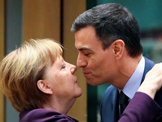 Nmeck kanclka Angela Merkel a polibek se panlskm premirem Pedro...