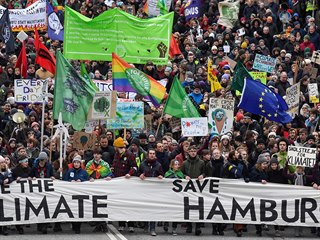 Dokete najt Gretu Thunbergovou mezi lidmi na pten demonstraci v Hamburku?