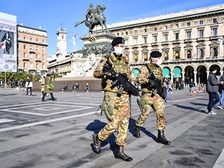 Vojci na hlavnm milnskm nmst Piazza del Duomo.