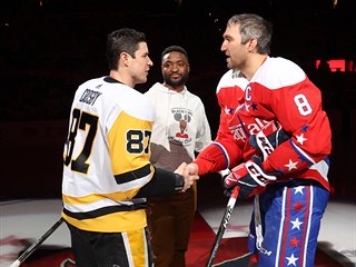 Alex Ovekin a Sidney Crosby pi slavnostnm ceremonilu.