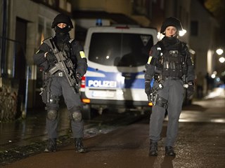 Policie na mst, kde Nmec autem najel do masopustnho prvodu ve Volkmarsenu.