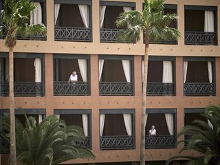 Lid vyhlej z balkon hotelu na Tenerife, kde se objevil koronavirus.