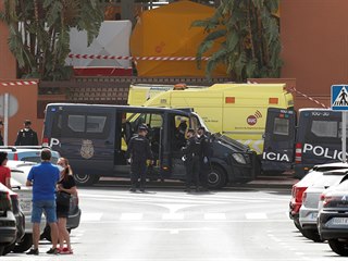 panlsk policie ped hotelem na Tenerife.