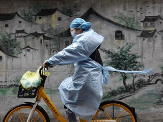 Cyklistka projd ulicemi nskho msta Wu-chan, epicentra nkazy koronaviru.
