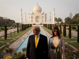 Americk prezident Donald Trump a prvn dma Melania Trumpov ped Taj Mahalem.