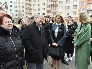 Slovensk prezidentka Zuzana aputov (uprosted) se svm dcerami Emmou (v...