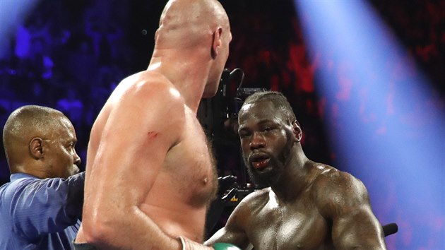 Tyson Fury a Deontay Wilder v závru duelu, který práv ukonuje rozhodí Kenny...
