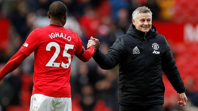 Ole Gunnar Solskjaer a Odion Ighalo slaví vítzství Manchesteru United nad...