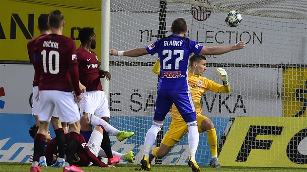 SK Sigma Olomouc - AC Sparta Praha, hostující branká Milan Hea (vpravo)...