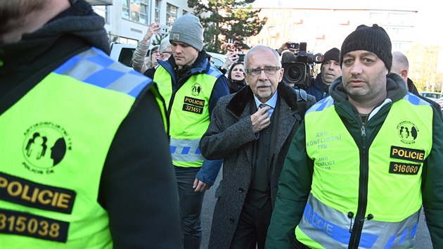 Stanislav Keek pichází s policejní ochrannou do budovy úadu ombudsmana v...