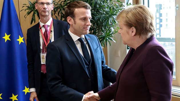 Emmanuel Macron a Angela Merkelová si podávají ruku.