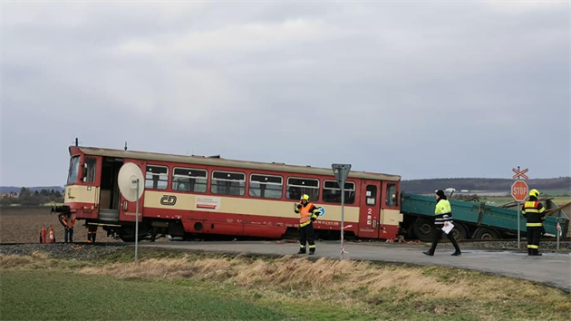 Na elezniním pejezdu v Brunicích na Nymbursku se srazil osobní vlak s...