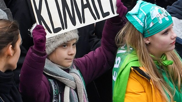 Klimatická aktivistka Greta Thunbergová na prostu v Hamburku se svou již...