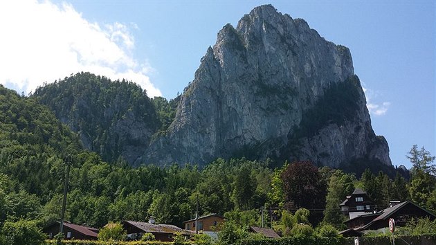 Pi sestupu z rakouské hory Drachenwand u jezera Mondsee zahynul v sobotu...