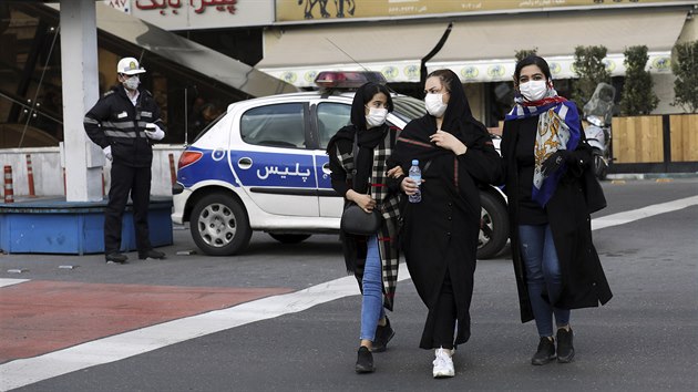 Lidé v roukách v íránském Teheránu.
