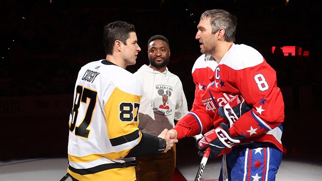 Alex Ovekin a Sidney Crosby pi slavnostnm ceremonilu.