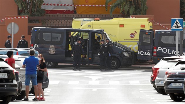 panlská policie ped hotelem na Tenerife.