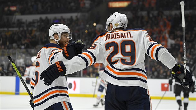 Leon Draisaitl a Adamem Larssonem oslavují branku.