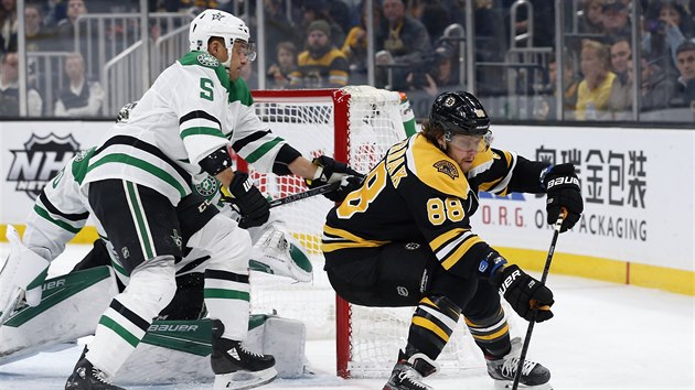 Andrej Sekera (5) proti Davidu Pastr�ákovi (88) v zápase Bostonu proti Dallasu....