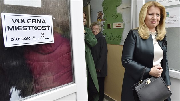 Slovenská prezidentka Zuzana aputová odchází z volební místnosti v Pezinku.