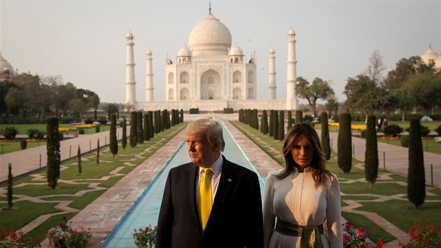 Americký prezident Donald Trump a první dáma Melania Trumpová ped Taj Mahalem.