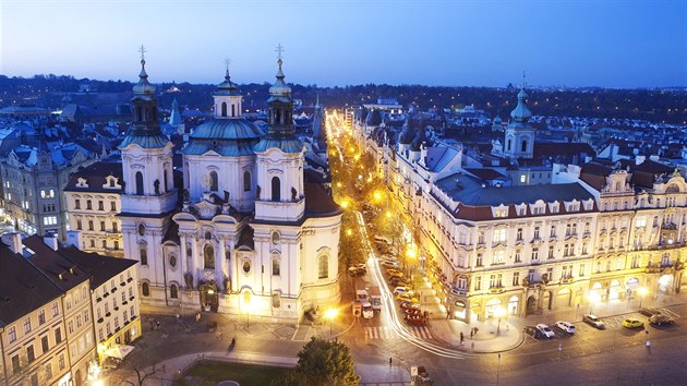 Rozsvícená Paíská ulice v centru Prahy