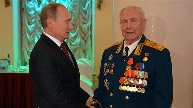 Marál Dmitrij Jazov s Vladimirem Putinem na snímku z roku 2014.