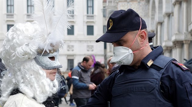 Policista na karnevalu v Benátkách