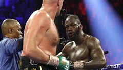 Tyson Fury a Deontay Wilder v závru duelu, který práv ukonuje rozhodí Kenny...