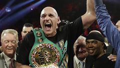 Tyson Fury slaví s pásy a svými nejbli��ími triumf nad Deontayem Wilderem.