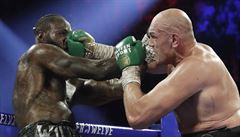 Tyson Fury trefuje Deontaye Wildera.