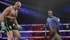 Tyson Fury na nohou, Deontay Wilder na podlaze ringu.